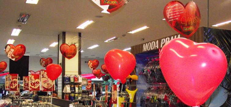 Lojistas investem em decoração e promoções para atrair consumidores